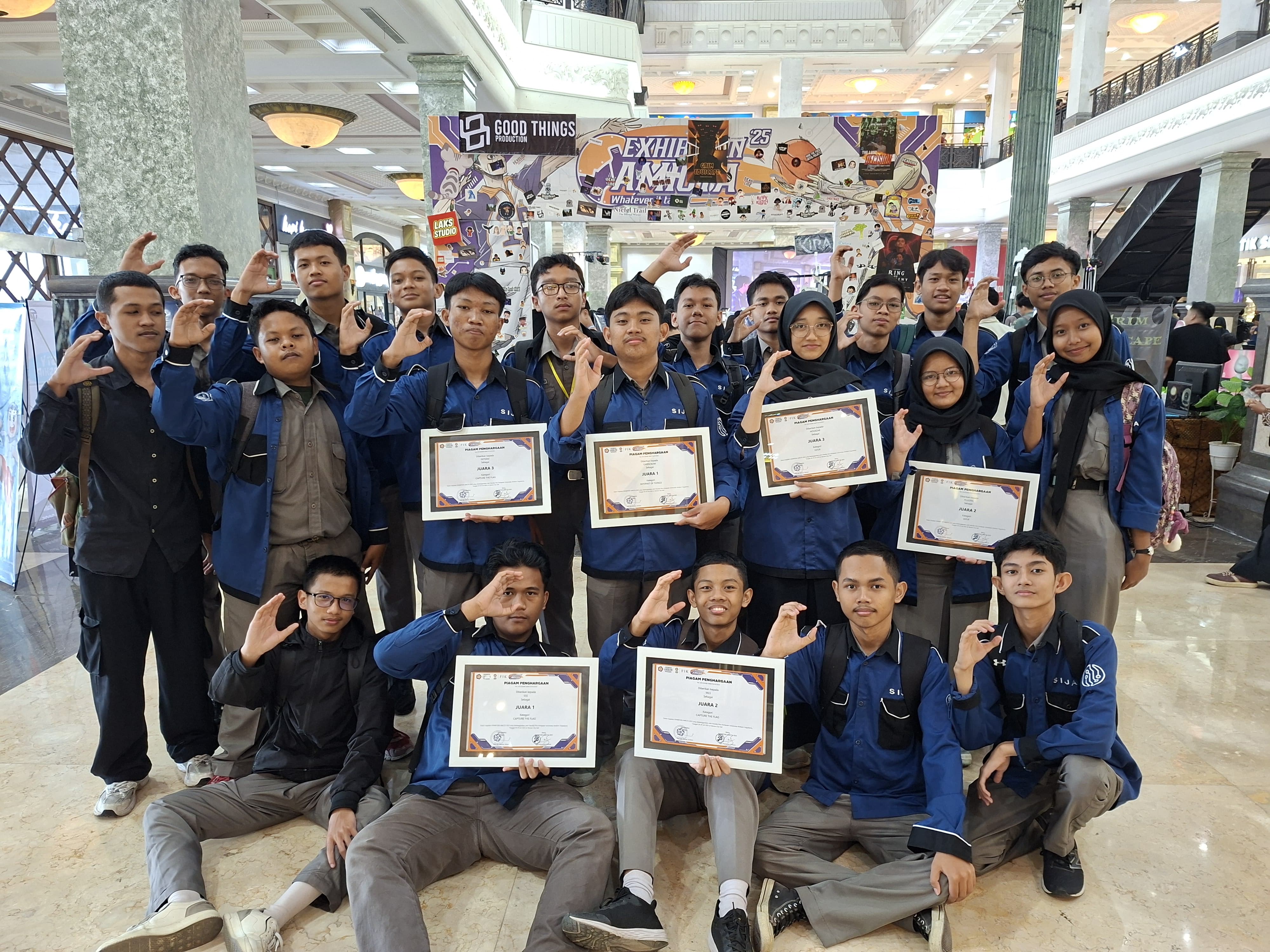 Dokumentasi AMICTA 2025 bersama peserta dan sertifikat penghargaan
